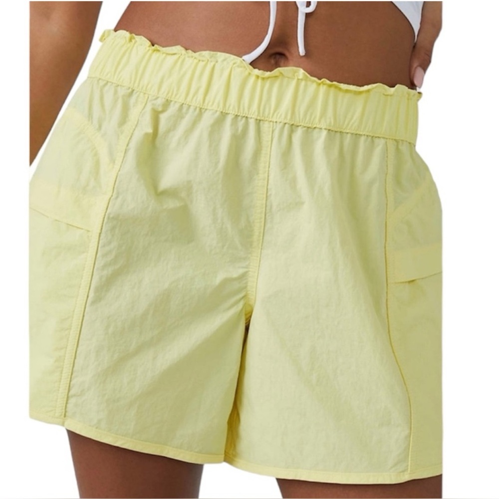 🌻 FREE PEOPLE Movement In The Wild Shorts Light Yellow size-Small